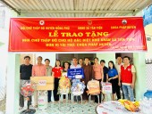 Trao nhà Chữ thập đỏ tại xã Tân Tiến