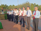 Đồng Phú viếng nhà bia tưởng niệm các anh hùng liệt sỹ