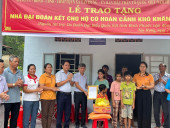 Trao nhà đại đoàn kết tại xã Tân Hưng