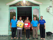 Công đoàn khối Đảng thăm tặng quà gia đình người có công tại 2 xã Tân Tiến và Tân Hòa