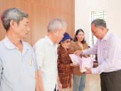 70 phần quà tết tặng người dân thị trấn Tân Phú