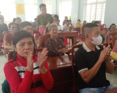 Tuyên truyền pháp luật và tặng quà tại xã Tân Tiến