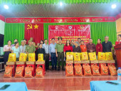 Trao 50 phần quà Tết cho bà con xã Đồng Tâm