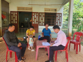 Ông Võ Trọng Hòa, Phó Giám đốc chi nhánh-Trưởng đoàn kiểm tra, đối chiếu dư nợ, tình hình sử dụng vốn vay tại xã Tân Phước