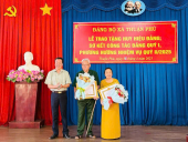 Thuận Phú: Trao tặng huy hiệu 45 và 50 tuổi Đảng cho 2 đảng viên