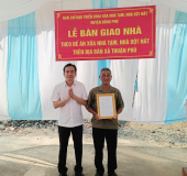 Đồng Phú: Bàn giao 5 căn nhà trong chương trình xóa nhà tạm, nhà dột nát