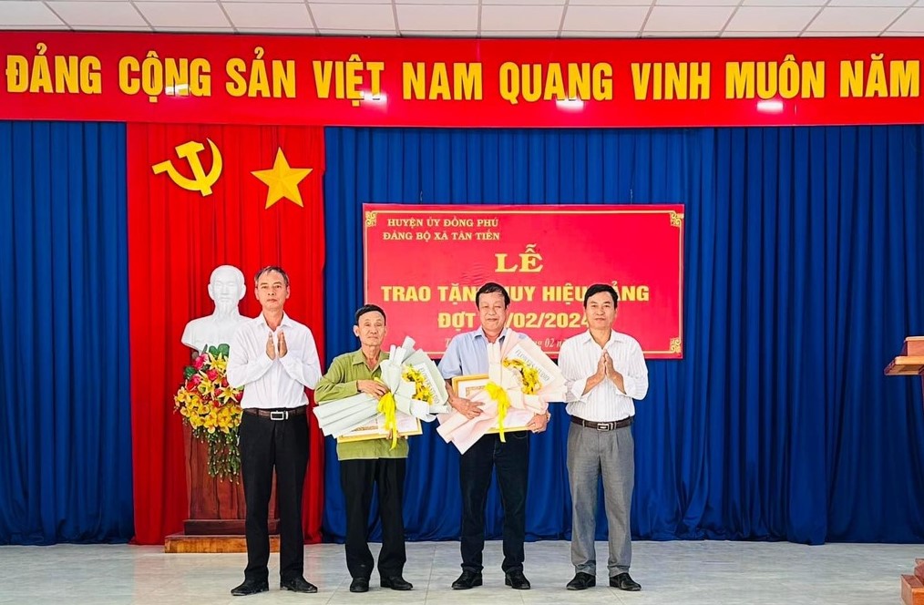 Tân Tiến trao huy hiệu 45 năm tuổi Đảng cho 2 đảng viên